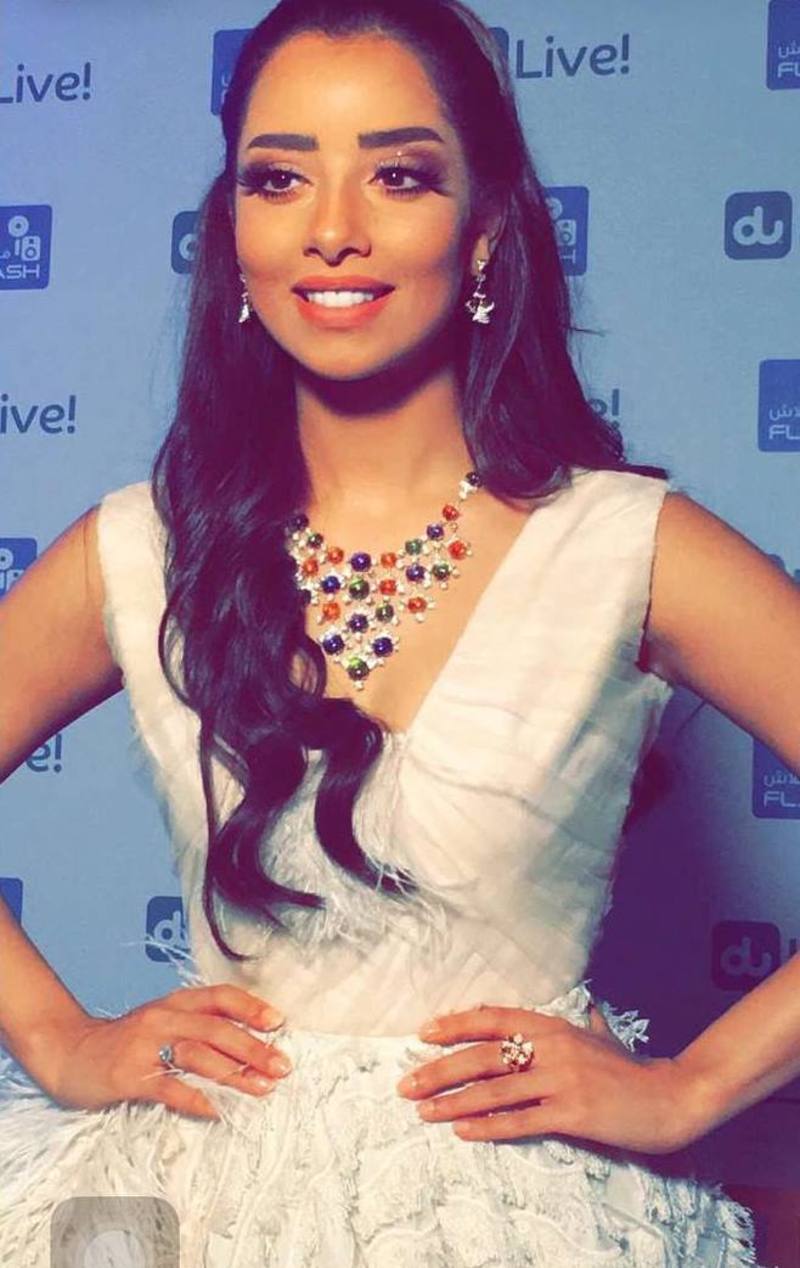 بلقيس فتحي عروس بالأبيض على المسرح في أبو ظبي برفقة المغني العالمي أندريا بوتشيلي